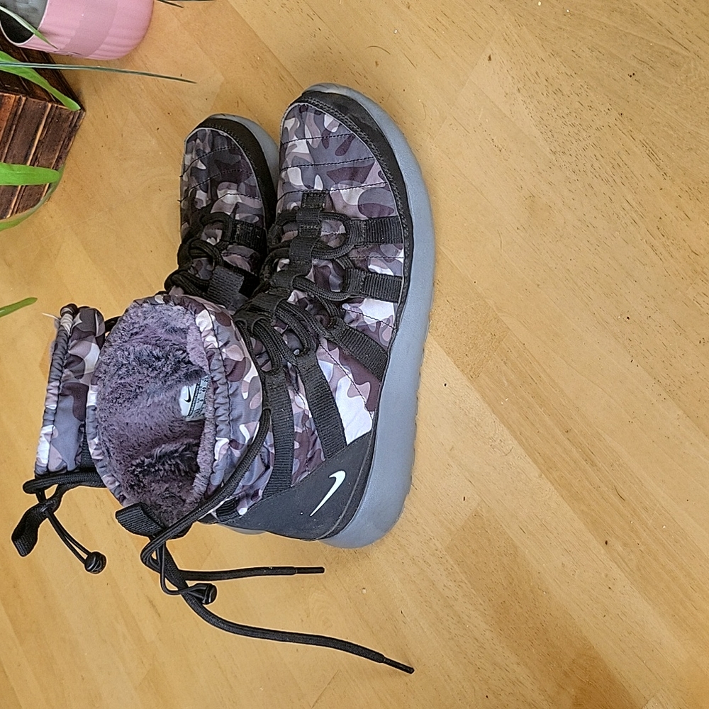 Nike boots. Womens 8.5. Great condition. Super cute and unique.